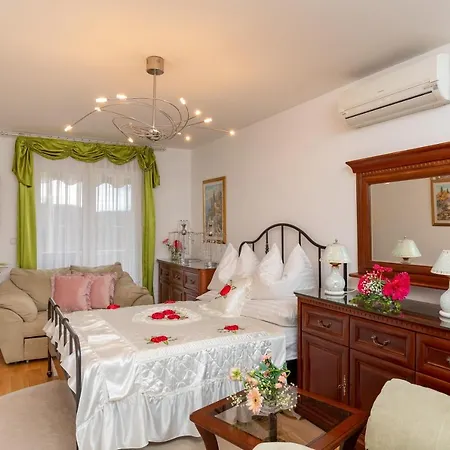 Viva La Apartment